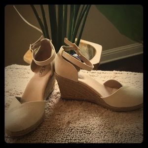 Me Too Blakely cream wedge